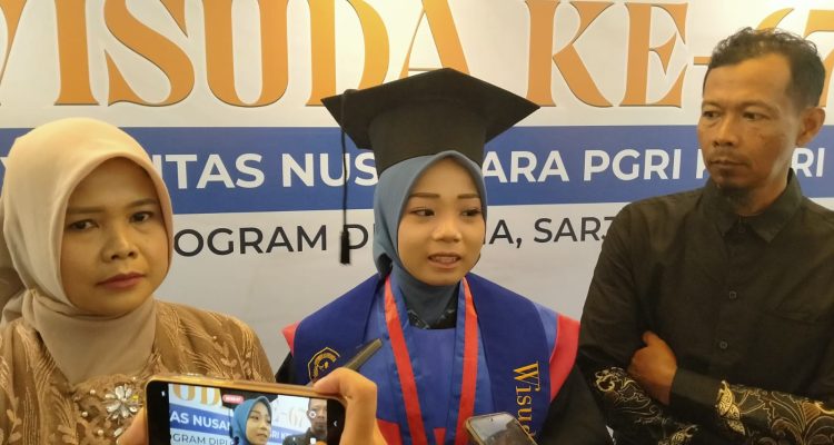 IMG-20251027-WA0018 Kisah Inspiratif Mahasiswa Kediri, Lulus dengan IPK 4,00 Berkat Doa Ibunda