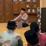 Hebat! Polisi di Jombang Mengajar Para Santri Mengaji