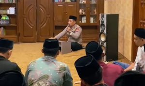 Hebat! Polisi di Jombang Mengajar Para Santri Mengaji