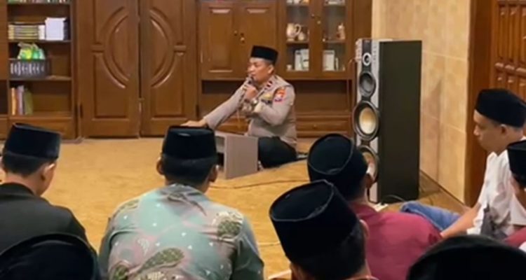 Hebat! Polisi di Jombang Mengajar Para Santri Mengaji