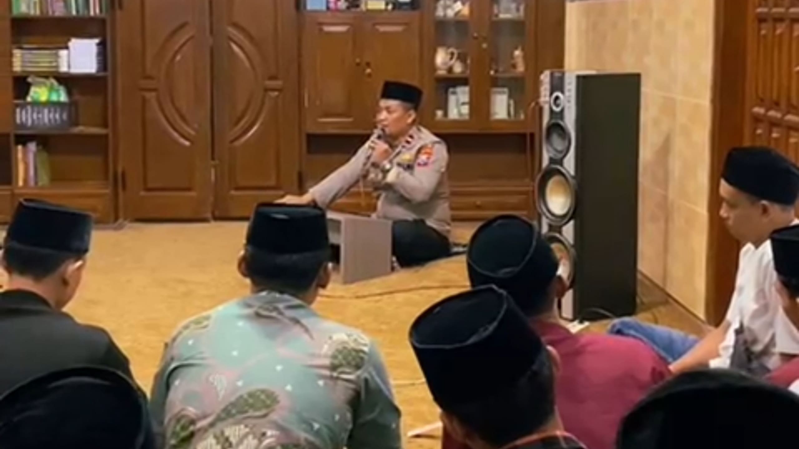 Hebat! Polisi di Jombang Mengajar Para Santri Mengaji