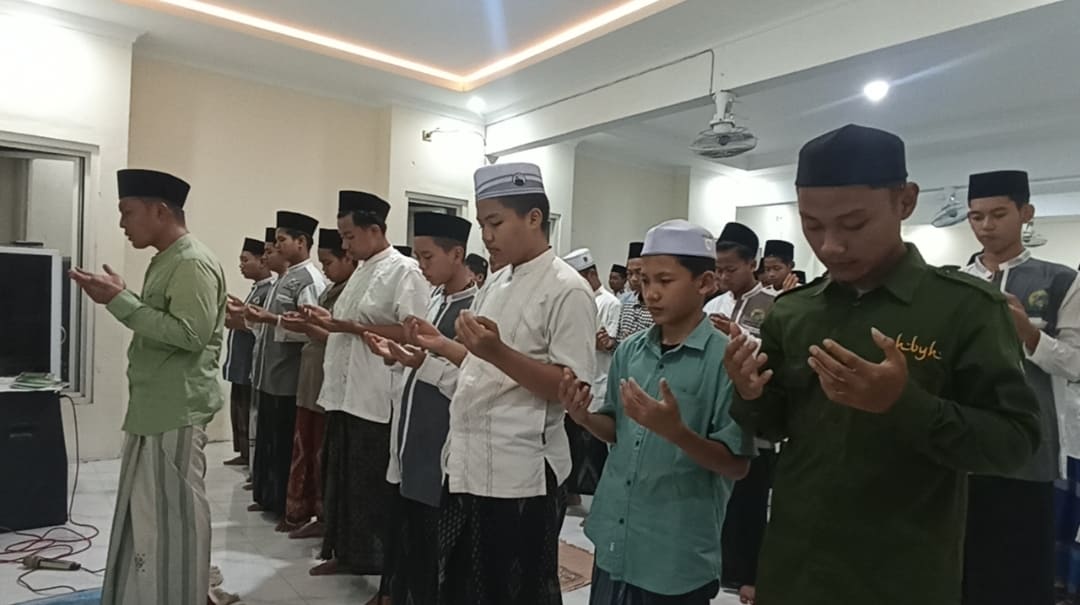 Santri Bahrul Ulum Jombang Salat Gaib dan Doakan Korban Tragedi Ponpes Al Khoziny