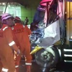 IMG-20251112-WA0012 Truk Muat Sepatu Anak Tabrak Boks Berhenti di Jalan Jombang, Kernet Tewas Terjepit