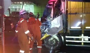 Truk Muat Sepatu Anak Tabrak Boks Berhenti di Jalan Jombang, Kernet Tewas Terjepit