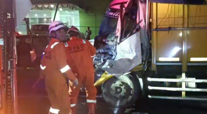 Truk Muat Sepatu Anak Tabrak Boks Berhenti di Jalan Jombang, Kernet Tewas Terjepit