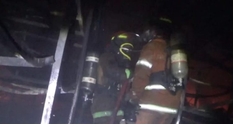 Kisah Perjuangan Damkar Padamkan Api Pabrik Boneka di Jombang, Pakai Selang Oksigen