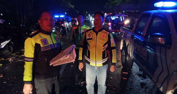 Polisi olah TKP laka beruntun Detik-detik Pikap Hancur saat Kecelakaan Beruntun di Jombang: 2 Tewas Satu Luka Berat