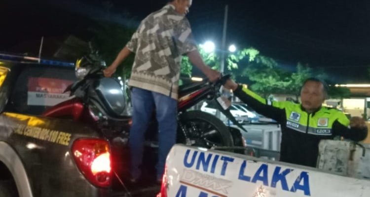 Jupiter Hantam Pohon di Jombang, Pengendara Masuk Selokan, Penumpang Tutup Usia