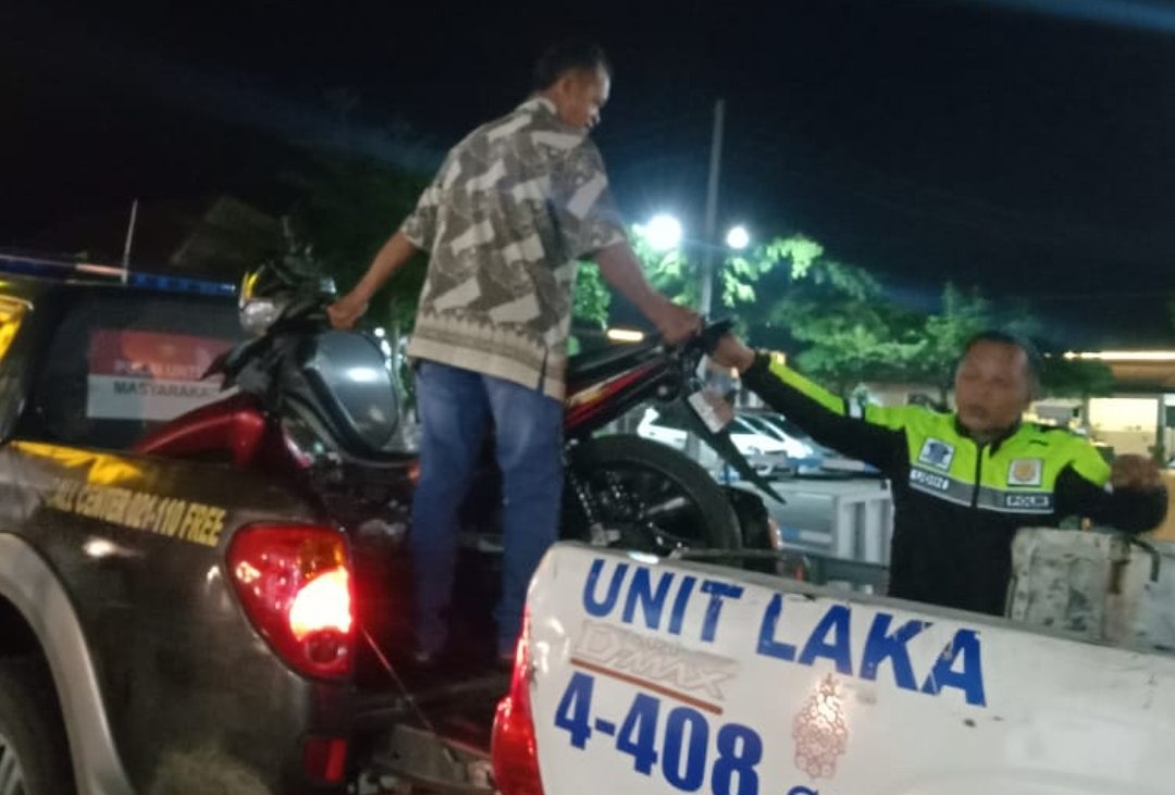 Jupiter Hantam Pohon di Jombang, Pengendara Masuk Selokan, Penumpang Tutup Usia