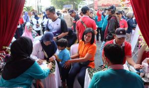 Jalan Sehat HKN 2025, Layanan Kesehatan di Stan RSD Kertosono Paling Ramai Dikunjungi