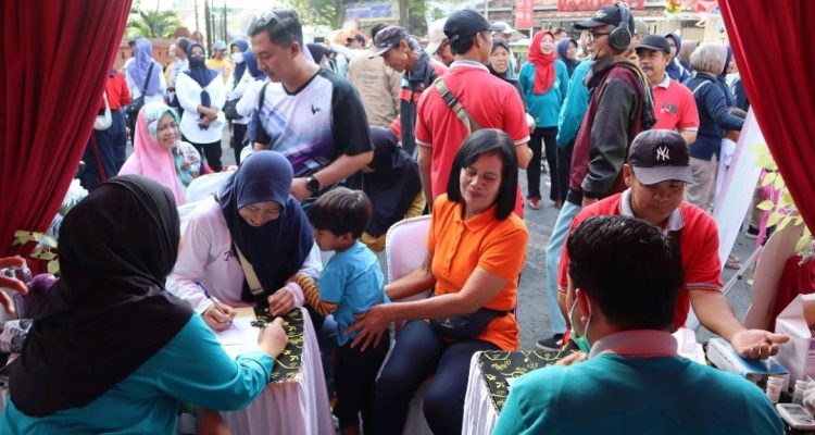 Jalan Sehat HKN 2025, Layanan Kesehatan di Stan RSD Kertosono Paling Ramai Dikunjungi