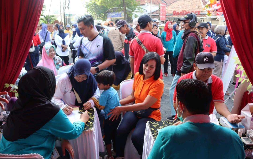 Jalan Sehat HKN 2025, Layanan Kesehatan di Stan RSD Kertosono Paling Ramai Dikunjungi