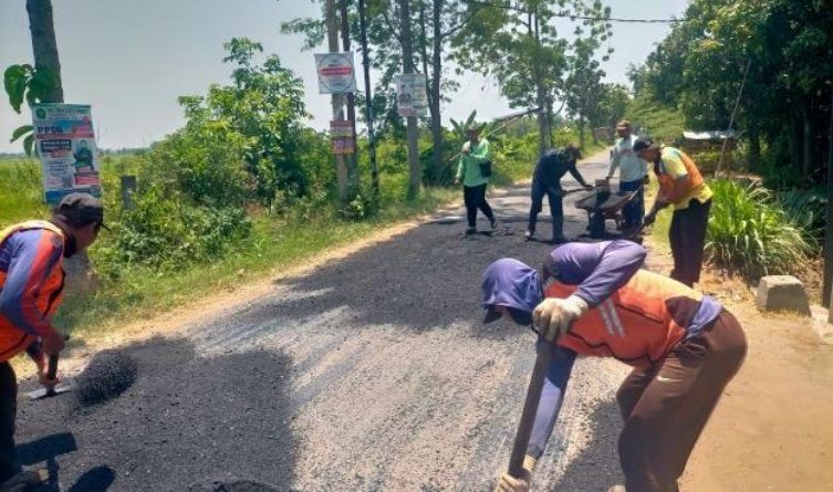 Gencar Pemeliharaan Jalan, Dinas PUPR Jombang Gunakan Material Hotmix di 140 Ruas