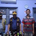 tim satpol PP sita miras Curiga Bau Menyengat Khas Minol, Warung di Jombang Langsung Digeledah, Ternyata