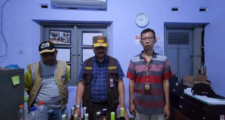 tim satpol PP sita miras Curiga Bau Menyengat Khas Minol, Warung di Jombang Langsung Digeledah, Ternyata