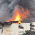 Lihat! Kebakaran Hebat Pabrik Sepatu di Jombang, Karyawan Berhamburan