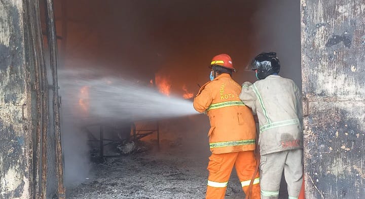 Kerugian Rp10 Miliar, Kebakaran Pabrik Sepatu di Jombang Diduga Korsleting Listrik