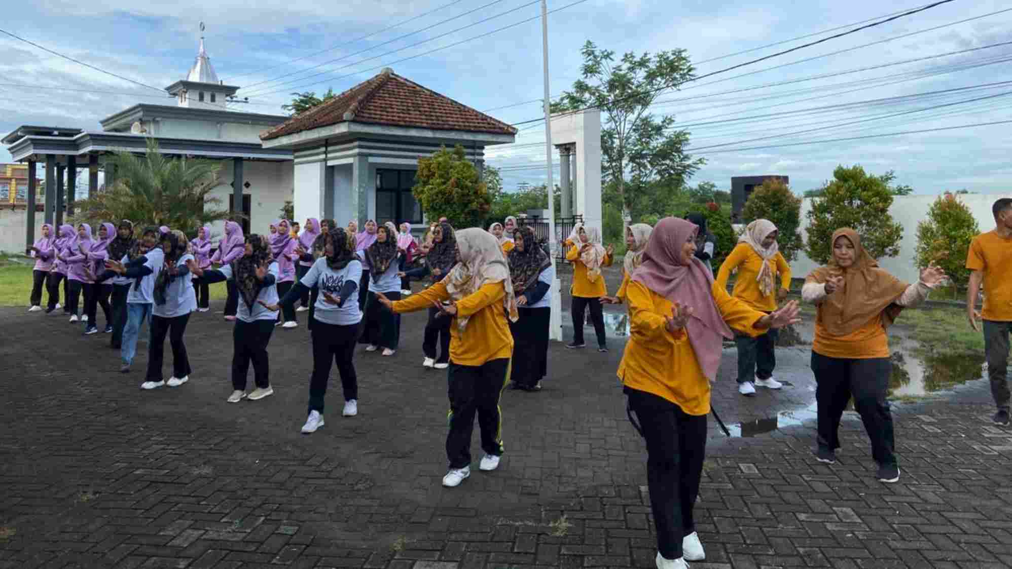 Peringatan HKN ke 61 di Peterongan Jombang, Senam dan Penyematan PIN Kompetensi Kader