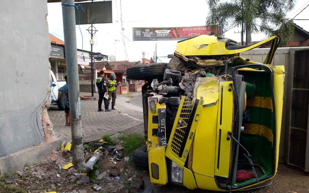 Detik-detik Truk Boks Meluncur Tabrak Tembok Rumah di Jombang Terekam CCTV, Ringsek!