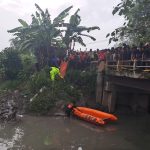 Petugas BPBD Jombang saat mengevakuasi remaja tenggelam di sungai Bawangan Ploso. [Dok]