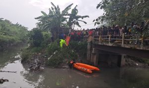 Petugas BPBD Jombang saat mengevakuasi remaja tenggelam di sungai Bawangan Ploso. [Dok]