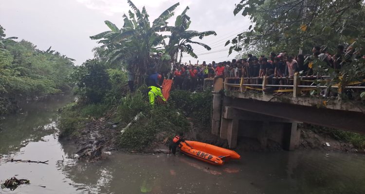 Petugas BPBD Jombang saat mengevakuasi remaja tenggelam di sungai Bawangan Ploso. [Dok]