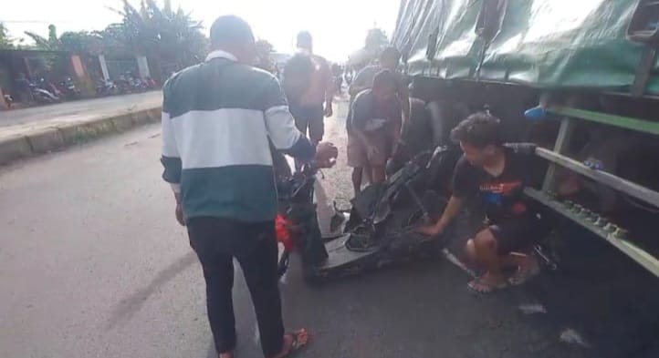 Hindari Jalan Bergelombang, Motor Pelajar Masuk Kolong Truk di Jombang, Mengerikan!