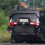 Begini Kalau Mengemudi Mengantuk, Mobil Tabrak PJU Hingga Terbalik di Jombang