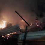 Jombang, Jurnal Jatim - Srianah hanya bisa memandang lemas melihat warung kopi miliknya di Dusun Sentul RT 20 RW 07 Desa Sentul Kecamatan Tembelang