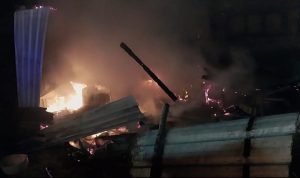 kebakaran warung kopi Sentul Jombang Jombang, Jurnal Jatim - Srianah hanya bisa memandang lemas melihat warung kopi miliknya di Dusun Sentul RT 20 RW 07 Desa Sentul Kecamatan Tembelang