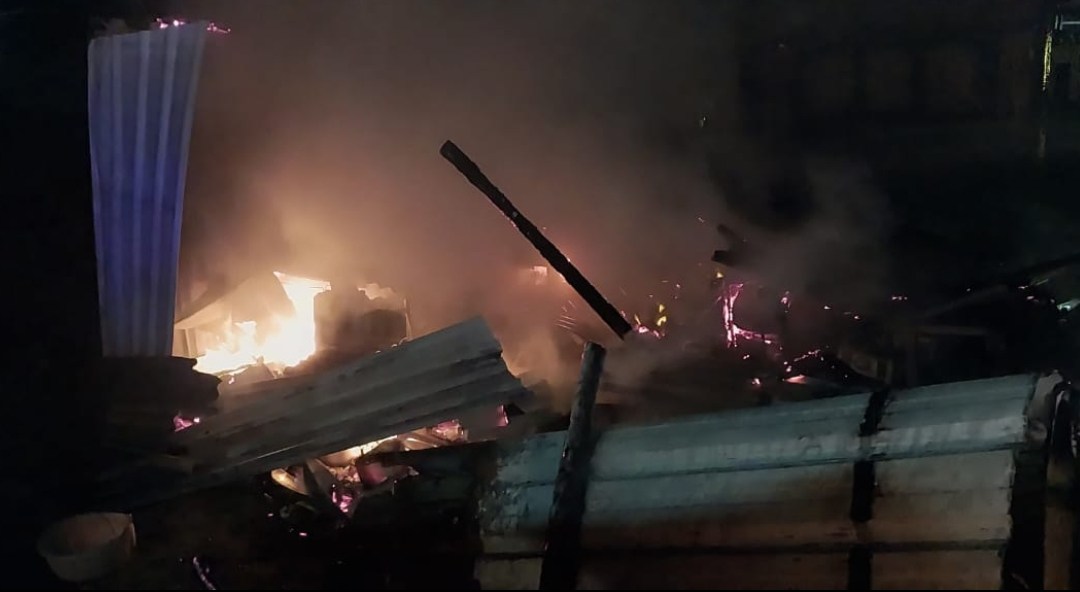 Jombang, Jurnal Jatim - Srianah hanya bisa memandang lemas melihat warung kopi miliknya di Dusun Sentul RT 20 RW 07 Desa Sentul Kecamatan Tembelang