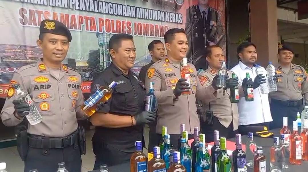Rumah Warga di Jombang Digerebek Polisi, 680 Botol Miras Disita