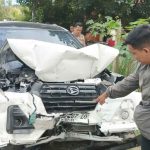 Mobil Dikemudikan Kakek-nenek Adu Muka Truk di Jombang, 1 Orang Meninggal