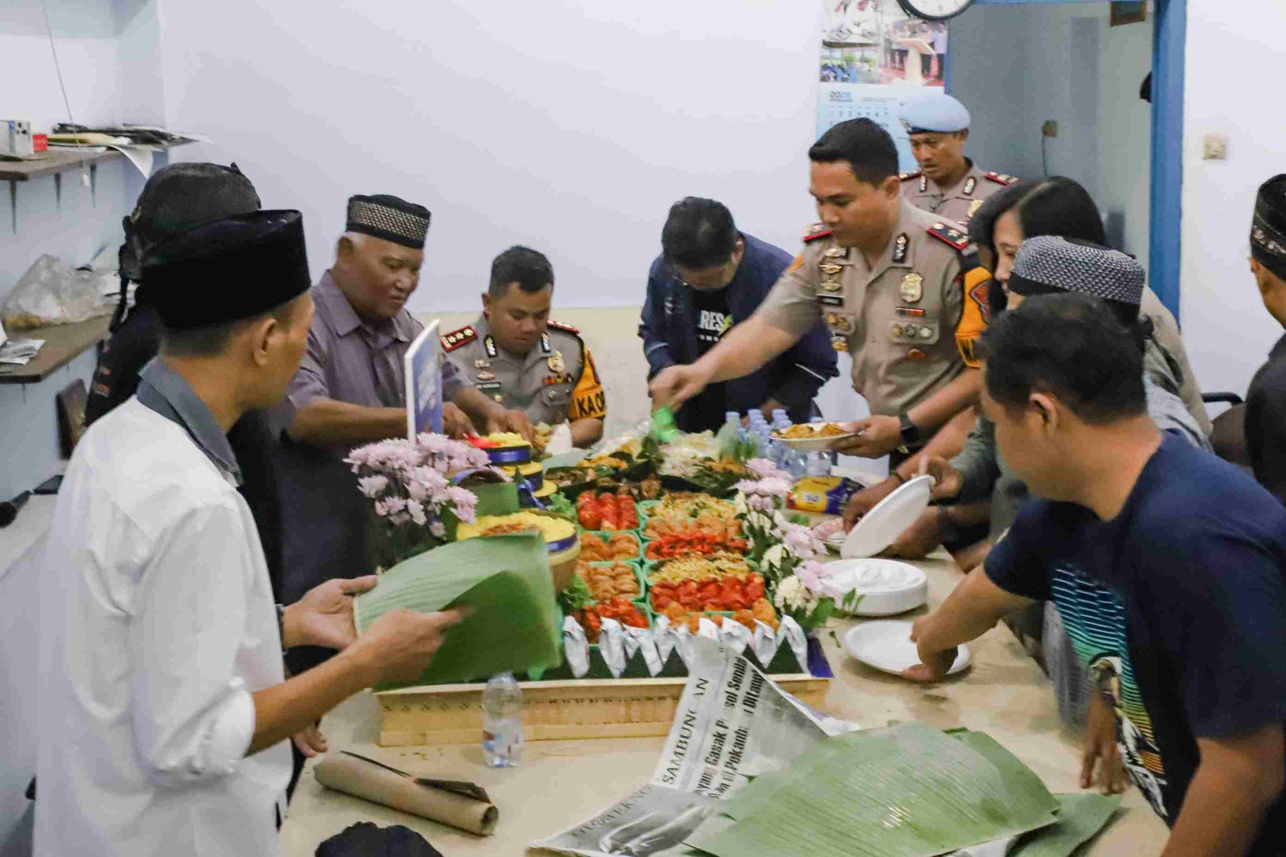 Jombang, Jurnal Jatim - Sebuah kejutan manis, tumpeng jumbo dari Kapolres Jombang AKBP Ardi Kurniawan untuk PWI Jombang saat peringatan