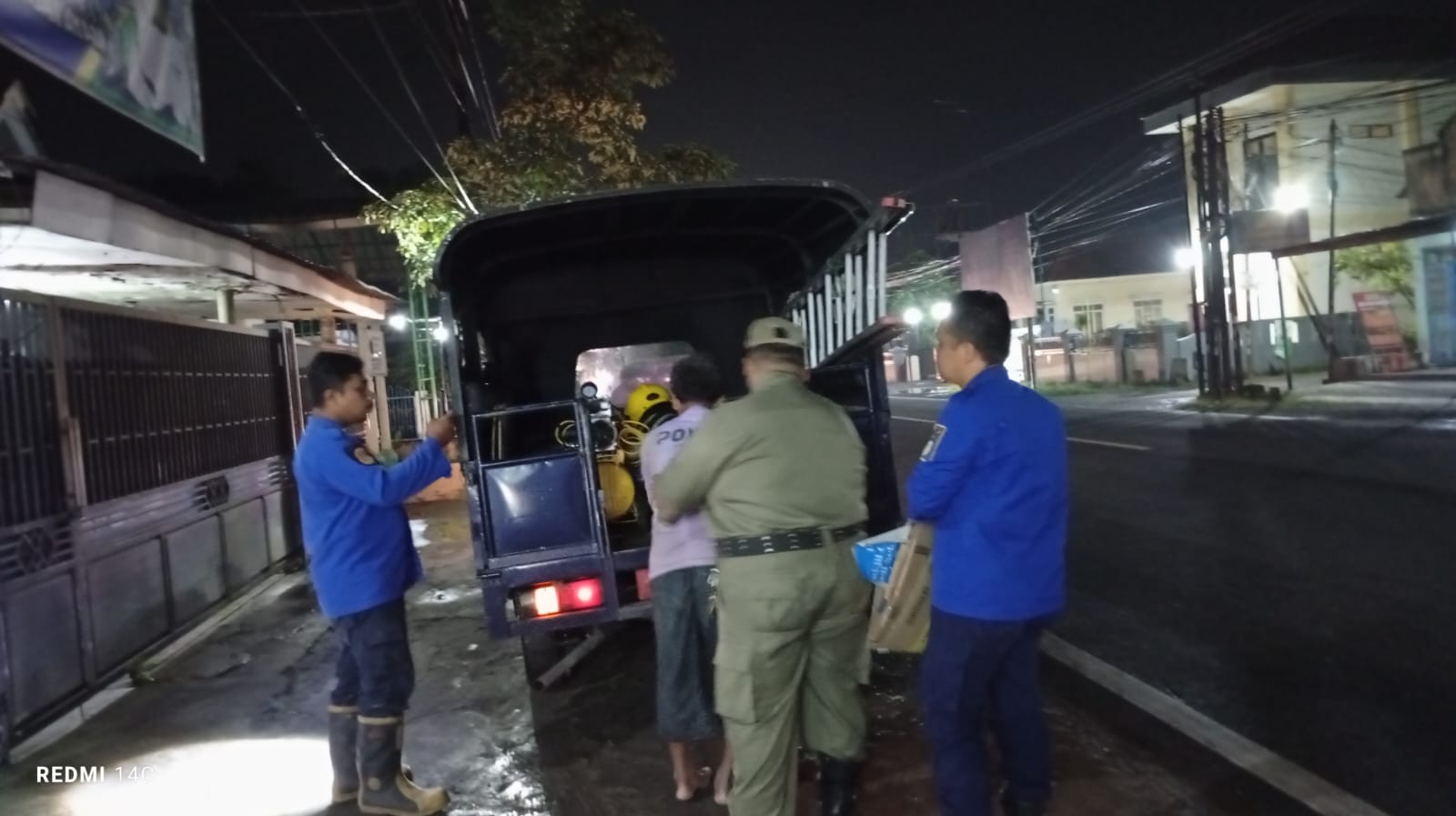 Satpol PP Kabupaten Kediri Evakuasi ODGJ Mondar Mandir Masuk Toko Meresahkan Warga