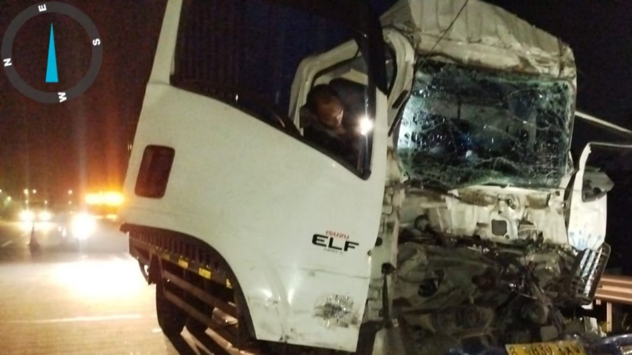 Truk Boks Ringsek Usai Hantam Tronton di Tol Jombang, 1 Orang Tewas