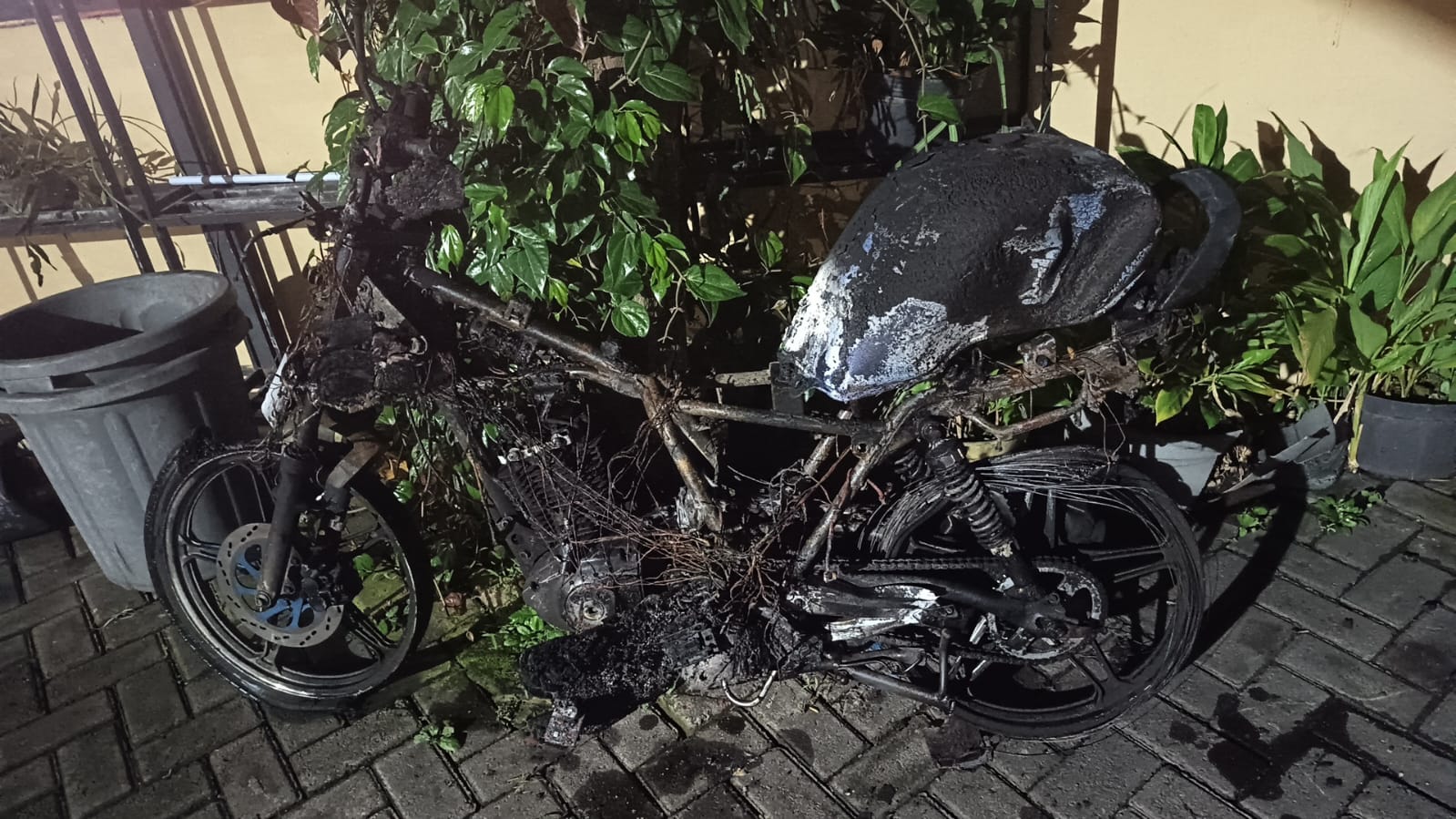 Kronologi Thunder Terbakar Tinggal Rangka di Perak Jombang, Pemilik Usai Isi BBM di SPBU