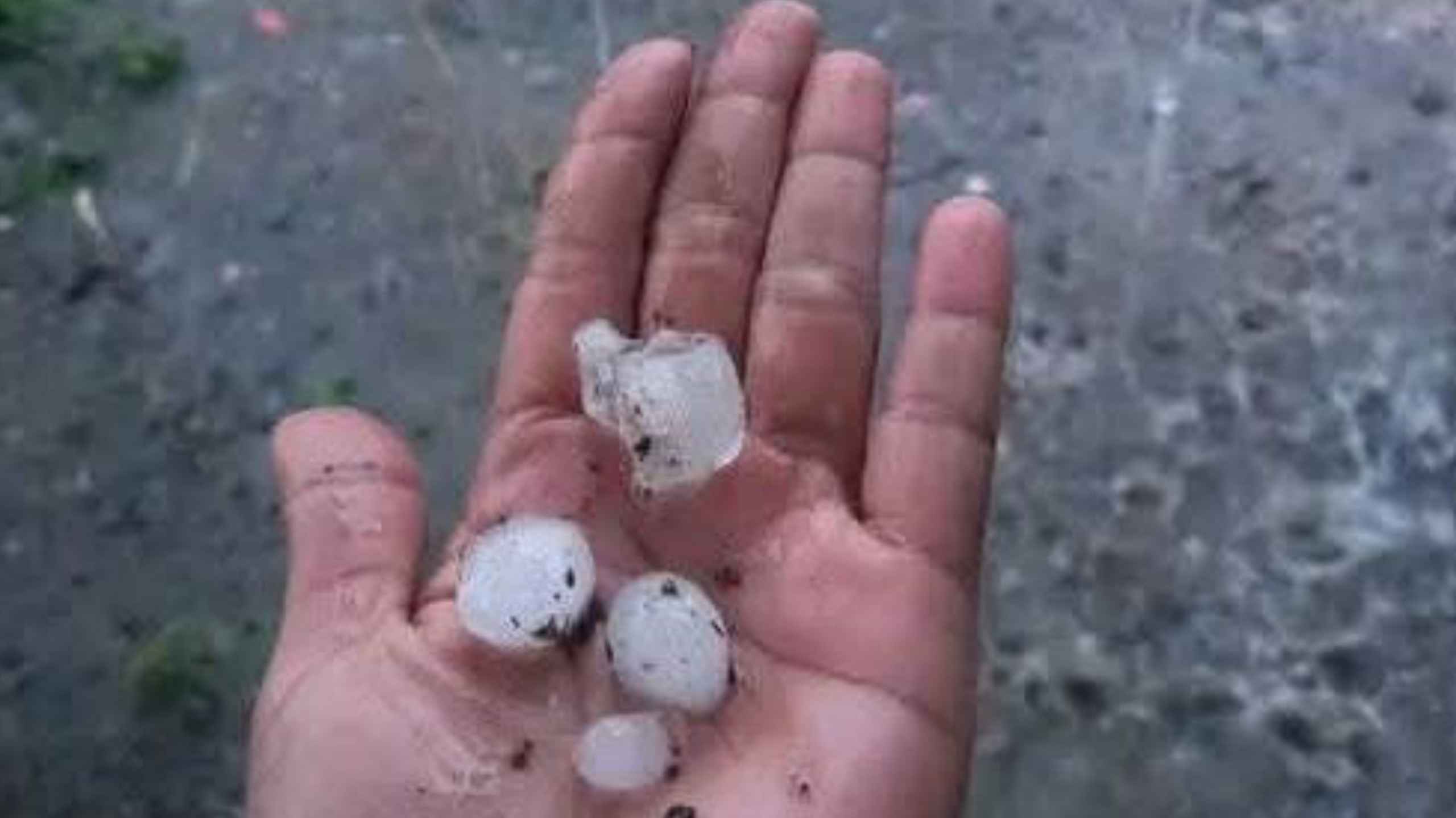 Begini Penampakan Hujan Es Bikin Heboh Warga Jombang Jelang Buka Puasa