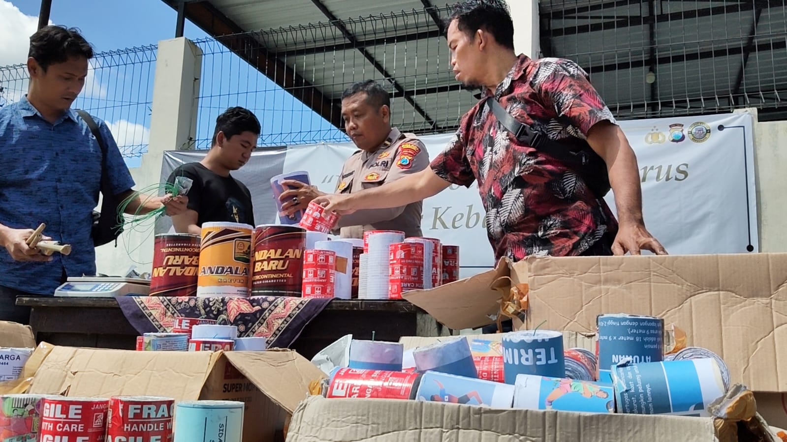 Bongkar Gudang Petasan di Kediri, Polisi Sita 143 Mercon Siap Ledak dari Rumah Warga