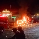 Mobil Espass Milik Warga Nganjuk Hangus Terbakar di Depan Koramil, Diduga Korsleting