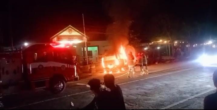 Mobil Espass Milik Warga Nganjuk Hangus Terbakar di Depan Koramil, Diduga Korsleting