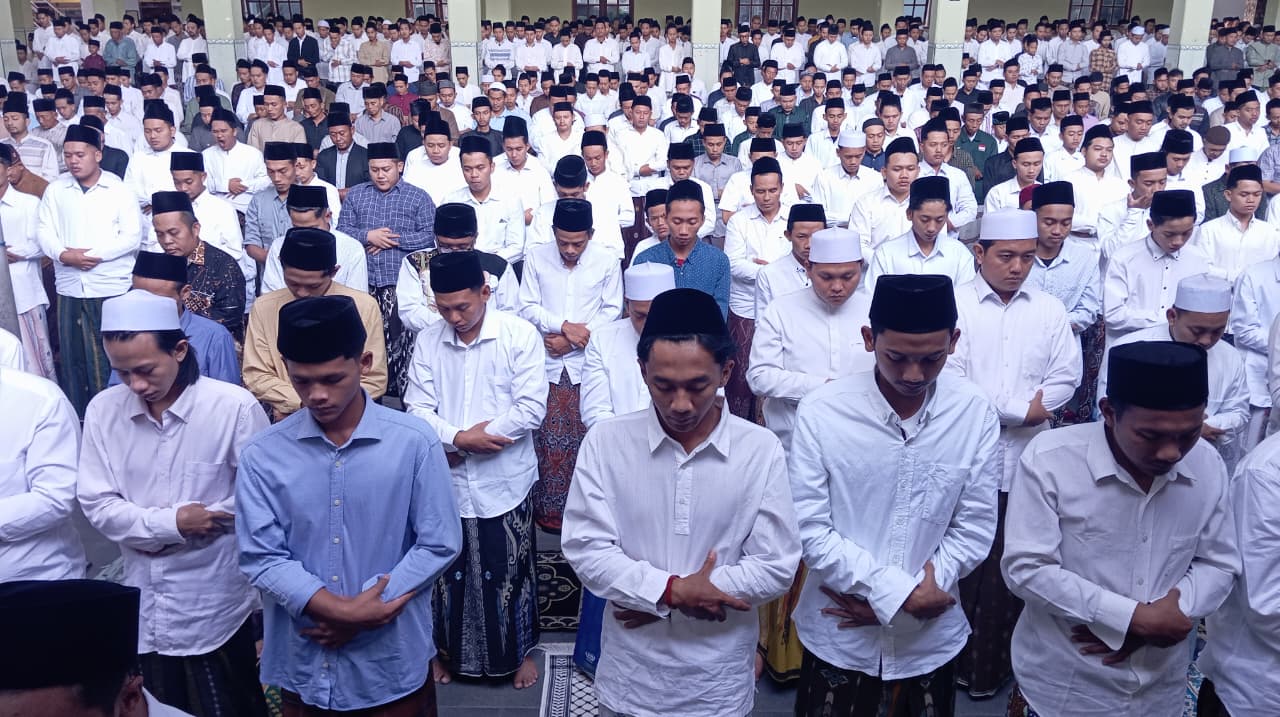 Jumat Pagi, Ribuan Santri Ponpes Al Falah Ploso Kediri Salat Idulfitri 1447 Hijriah