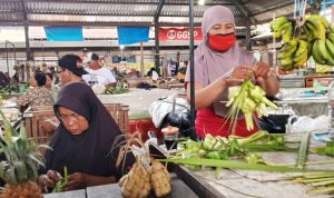 IMG-20260325-WA0044 Jelang Lebaran Ketupat, Penjualan Janur dan Selongsong Ketupat di Kediri Meledak