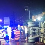 Kecelakaan Beruntun di Jombang, Mobil Sigra Nangkring Median Jalan, Truk Terguling