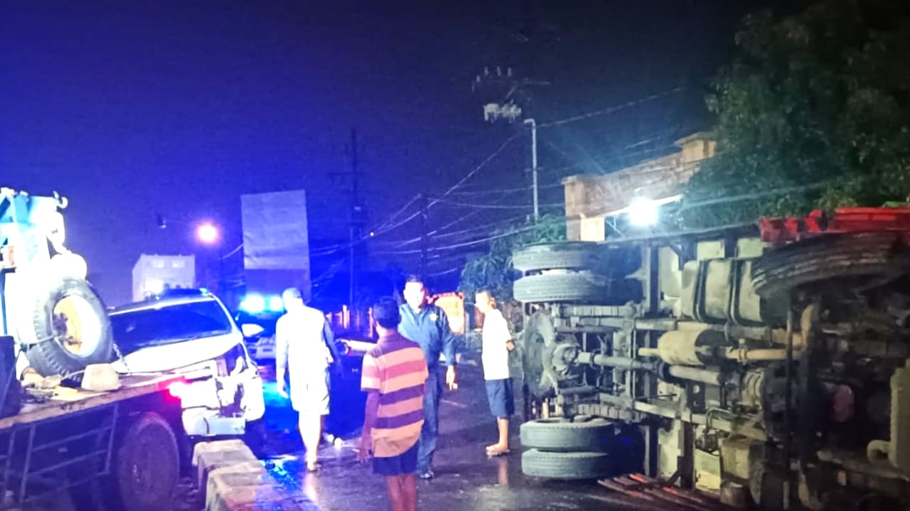 Kecelakaan Beruntun di Jombang, Mobil Sigra Nangkring Median Jalan, Truk Terguling