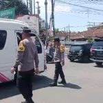 Arus Lalu Lintas di Jombang Padat, Polisi Turun Jalan Bagikan Minuman Ke Pengendara