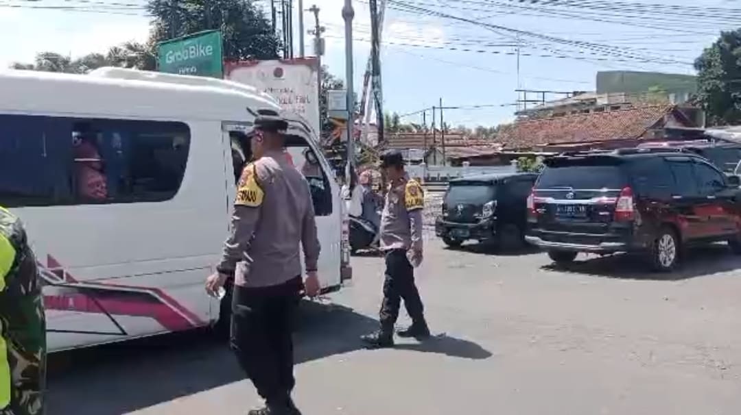 Arus Lalu Lintas di Jombang Padat, Polisi Turun Jalan Bagikan Minuman Ke Pengendara