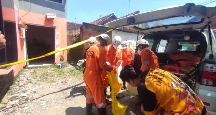 Mayat Pria Ditemukan di Jombang, Kondisi Sudah Membusuk dan Menghitam