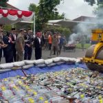 Ribuan Botol Miras dan Rokok Ilegal Hasil Razia di Kediri Dimusnahkan