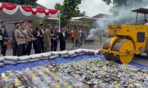 Ribuan Botol Miras dan Rokok Ilegal Hasil Razia di Kediri Dimusnahkan